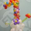 Разноцветная цифра из шаров на подставке