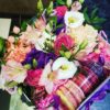 коробка с цветами и макарунами